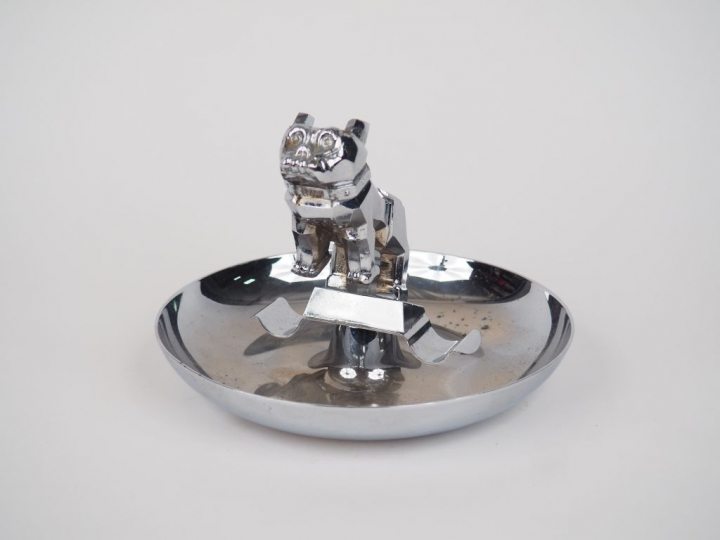 Porte-cigare en métal argenté orné d'un chien "Mack" placé sur un plat