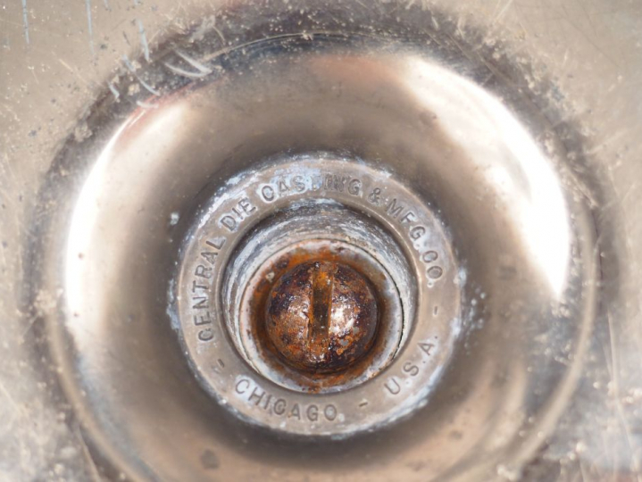 Porte-cigare en métal argenté orné d'un chien "Mack" placé sur un plat