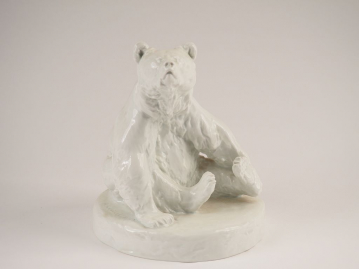 Ours en porcelaine blanche émaillée de Saxe. H. 22cm