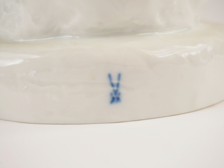 Ours en porcelaine blanche émaillée de Saxe. H. 22cm