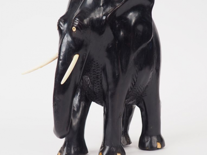 Sujet en ébène et ivoire "Eléphant d'Afrique" 31 x 27,5 cm (légers man