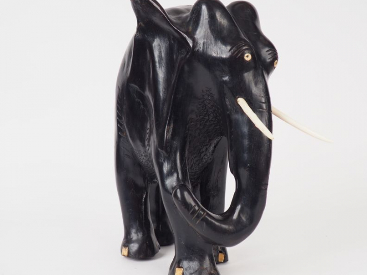 Sujet en ébène et ivoire "Eléphant d'Afrique" 31 x 27,5 cm (légers man