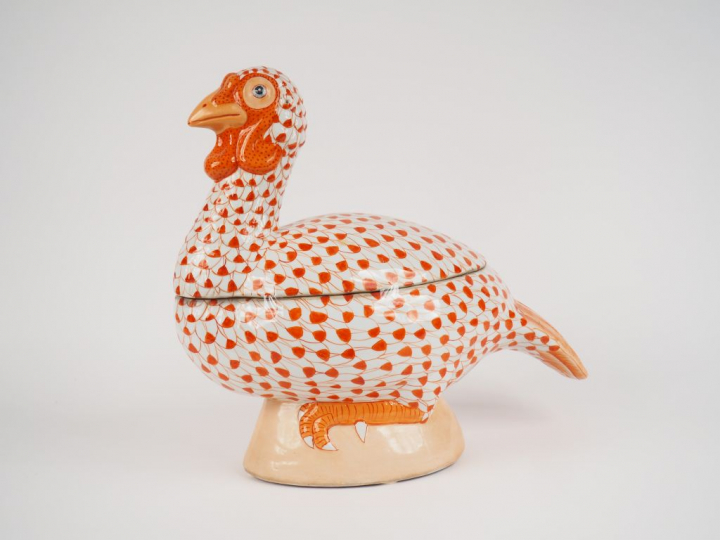 Terrine Extrême-Orient en porcelaine polychrome, figurant un dindon.  