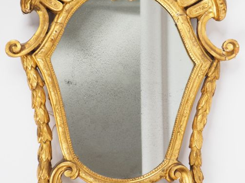 Miroir XVIIIème de style italien en bois sculpté, doré et ajouré, à dé