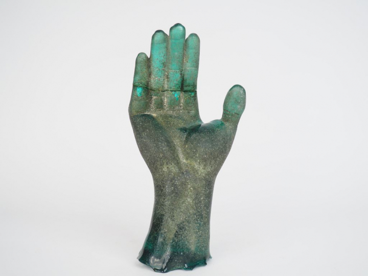Pino SIGNORETTO (attribué à) "Main" Sculpture en verre sablé. 26 x 14 