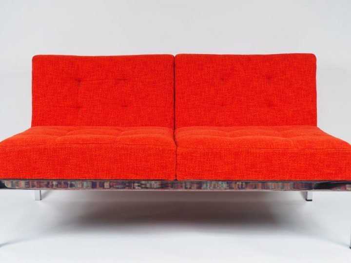 KNOLL Florence. Banquette en métal chromé garniture de tissu rouge. 67