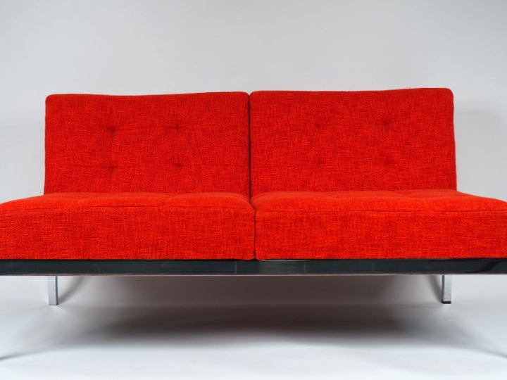 KNOLL Florence. Banquette en métal chromé garniture de tissu rouge. 67