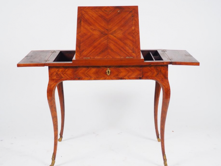 Table d'aquarelliste Louis XV en marqueterie de bois de rose, ornement