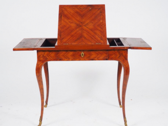 Vente aux enchères Table d'aquarelliste Louis XV en marqueterie de bois de rose, ornement