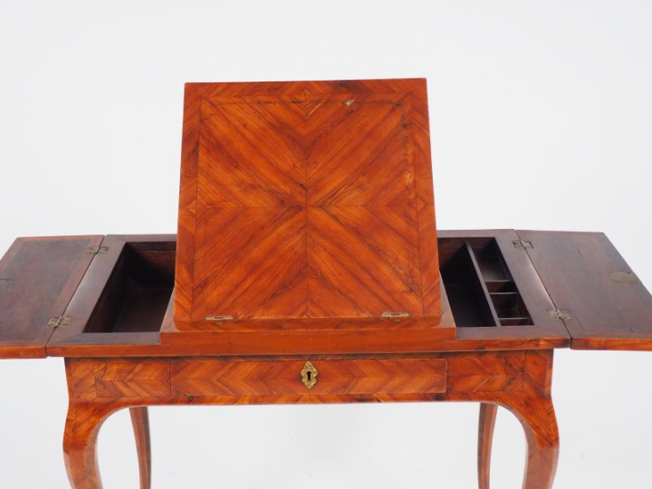 Table d'aquarelliste Louis XV en marqueterie de bois de rose, ornement