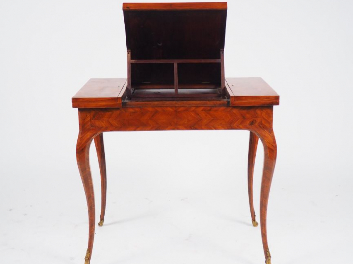 Table d'aquarelliste Louis XV en marqueterie de bois de rose, ornement