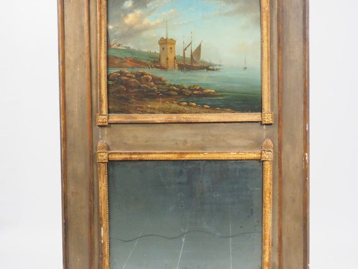 Trumeau Louis XVI en bois laqué gris et doré à décor de marine. Dim du