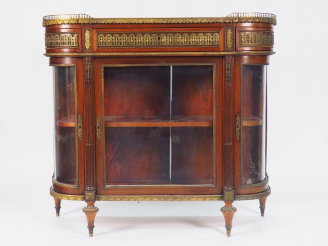 Vente aux enchères Vitrine demi-lune de style Louis XVI en acajou et placage d'acajou, ou