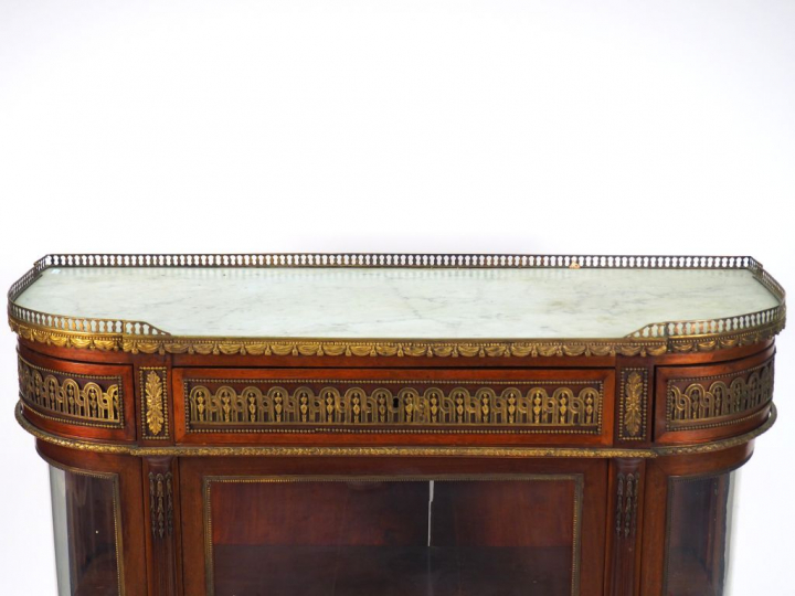 Vitrine demi-lune de style Louis XVI en acajou et placage d'acajou, ou