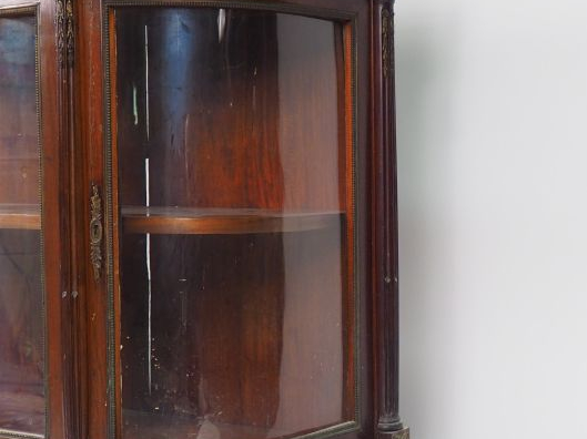 Vitrine demi-lune de style Louis XVI en acajou et placage d'acajou, ou