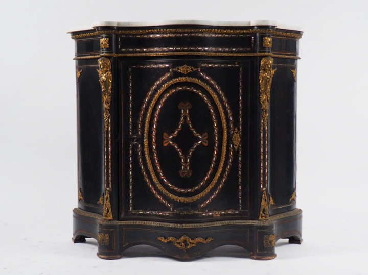 Meuble d'appui Napoléon III en marqueterie Boulle, ornementation de br