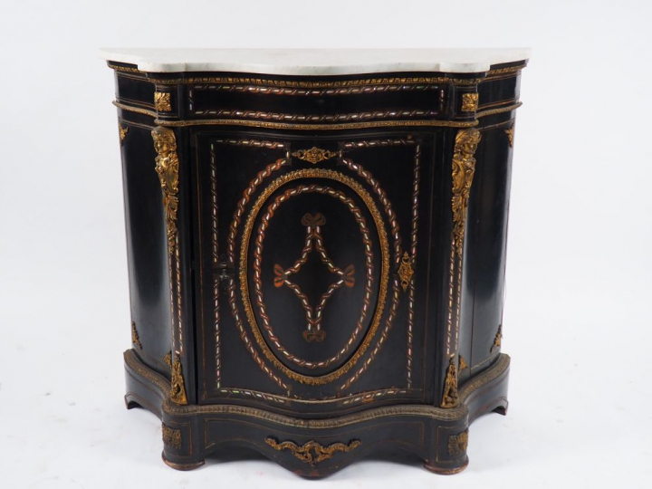 Meuble d'appui Napoléon III en marqueterie Boulle, ornementation de br