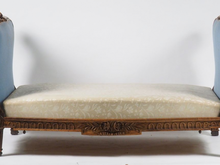 Lit Transition Louis XV - Louis XVI en bois naturel mouluré et sculpté