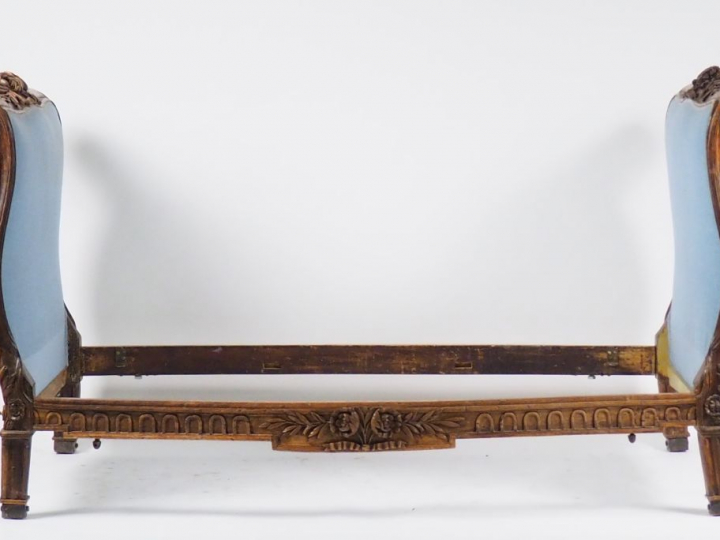 Lit Transition Louis XV - Louis XVI en bois naturel mouluré et sculpté