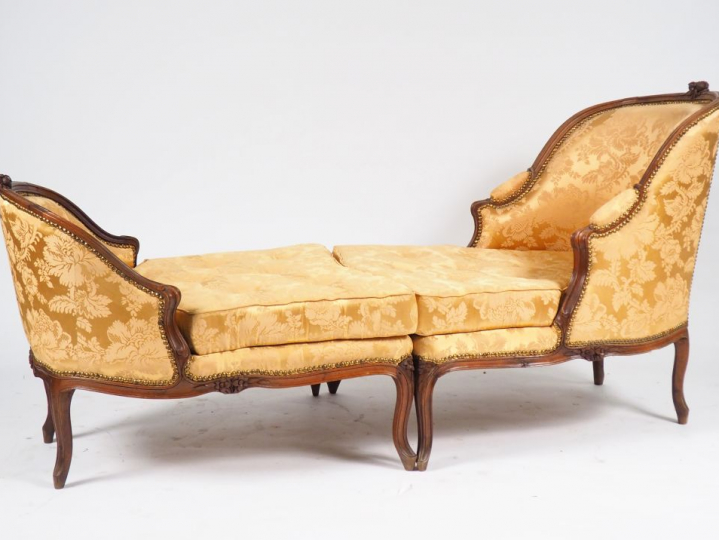 Duchesse brisée Louis XV en bois naturel mouluré et sculpté, à décor d