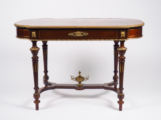 Vente aux enchères Table de milieu de style Louis XVI en marqueterie Boulle sur fond de p