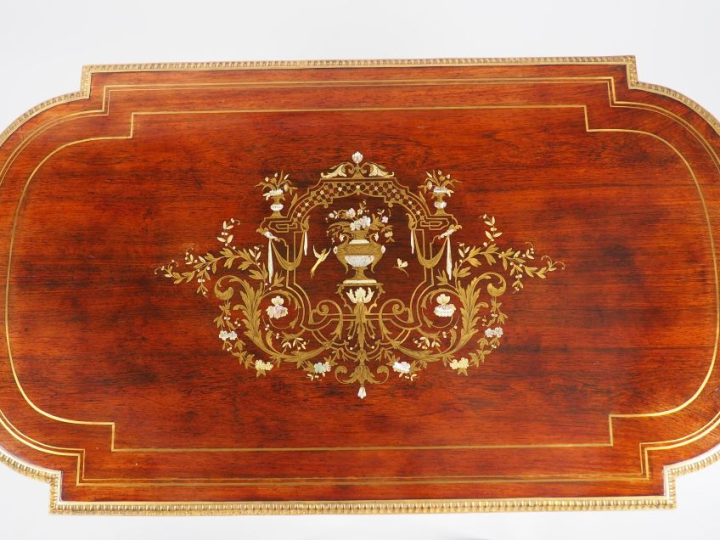 Table de milieu de style Louis XVI en marqueterie Boulle sur fond de p