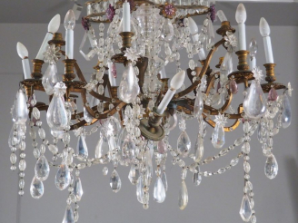 Vente aux enchères Paire de lustres à pampilles bicolores éclairant à vingt-quatre lumièr