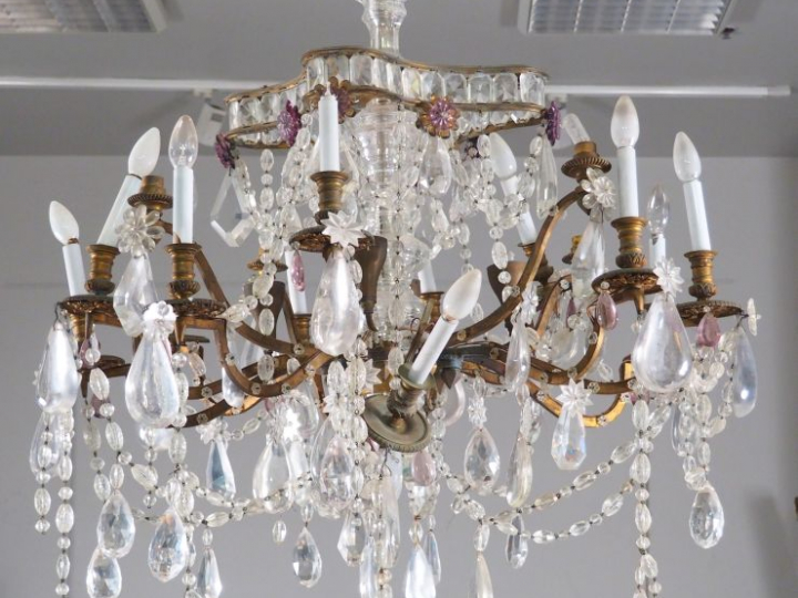 Paire de lustres à pampilles bicolores éclairant à vingt-quatre lumièr