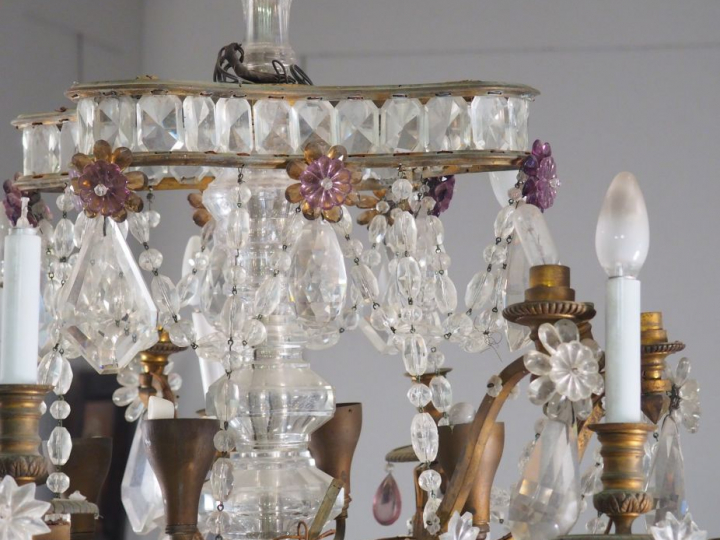 Paire de lustres à pampilles bicolores éclairant à vingt-quatre lumièr