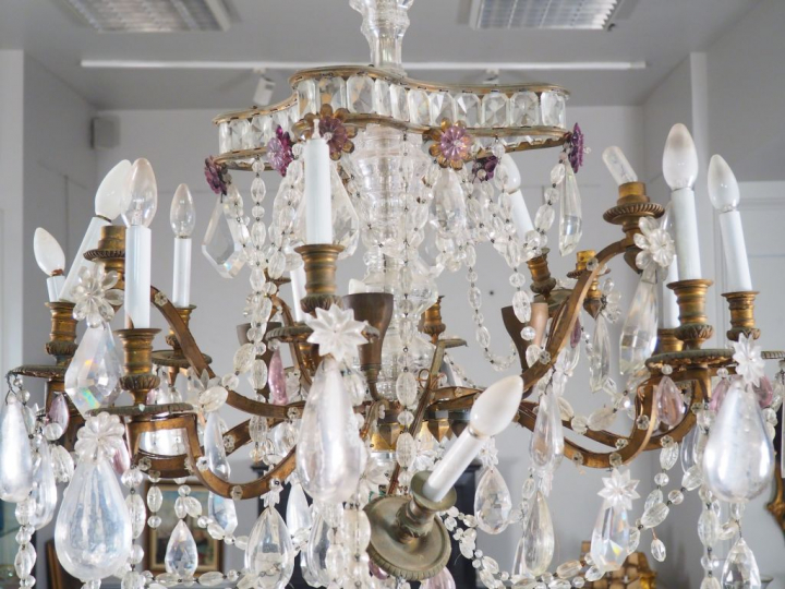 Paire de lustres à pampilles bicolores éclairant à vingt-quatre lumièr