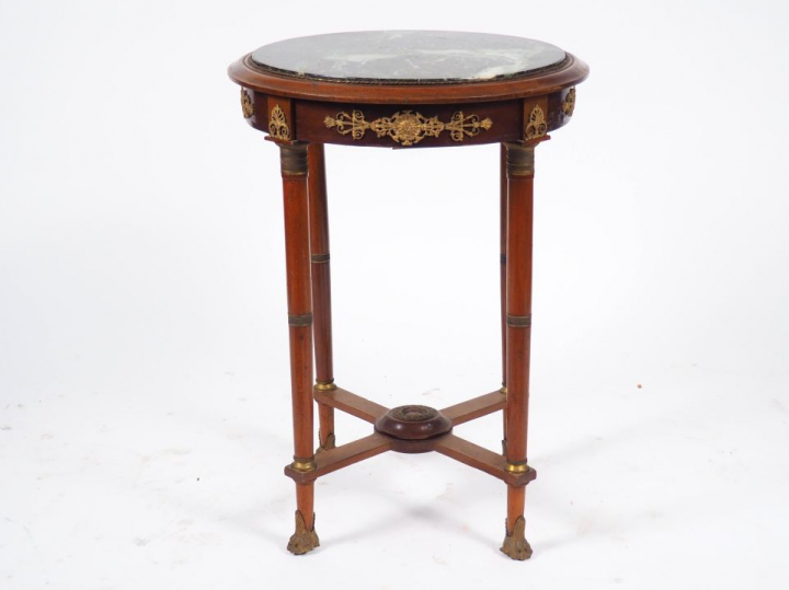 Guéridon de style Empire en acajou, appliques en bronze. Dessus marbre