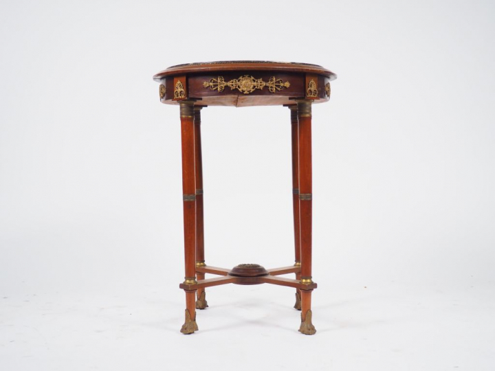 Guéridon de style Empire en acajou, appliques en bronze. Dessus marbre