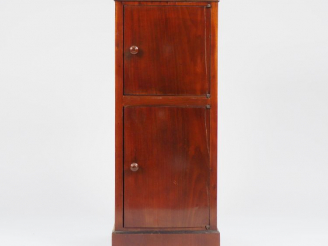 Vente aux enchères Chevet double faces Empire en acajou et placage d'acajou, ouvrant à de