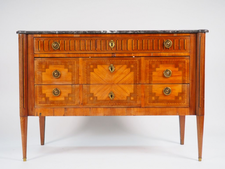 Commode début XIXème de style Louis XVI en marqueterie, à décor de gre