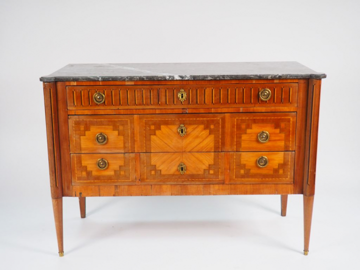 Commode début XIXème de style Louis XVI en marqueterie, à décor de gre