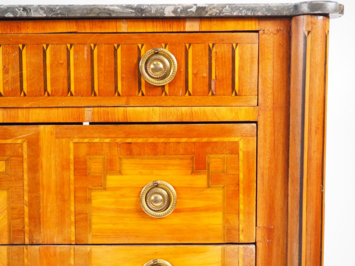 Commode début XIXème de style Louis XVI en marqueterie, à décor de gre