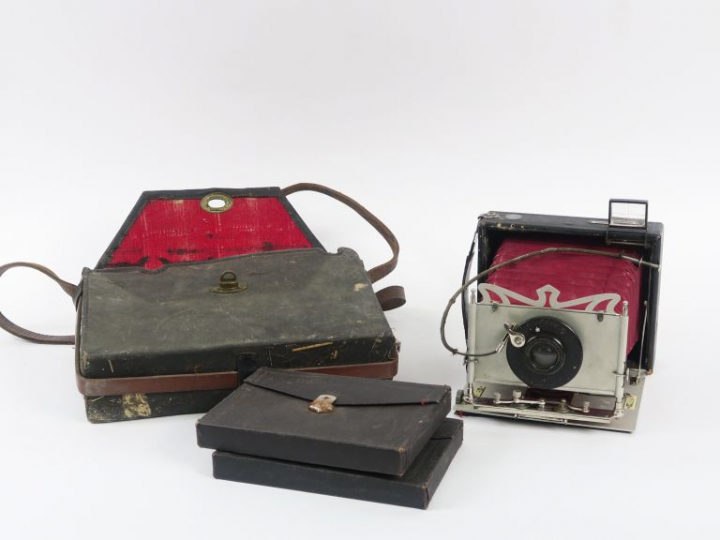 ERNEMANN DETECTIV Folding a soufflet rouge avec objectif APLANAT 1 : 6