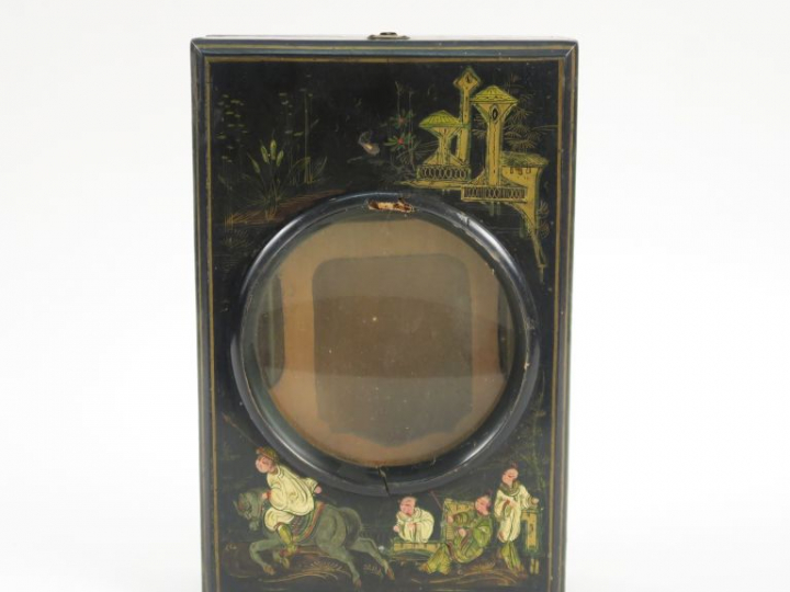 Visionneuse Napoléon III en bois noirci et peint à décor de scène extr