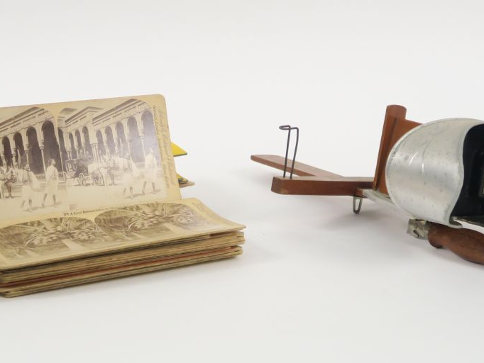 UNDERWOOD   UNDERWOOD. Visionneuse stéréoscope en bois avec lot de vue