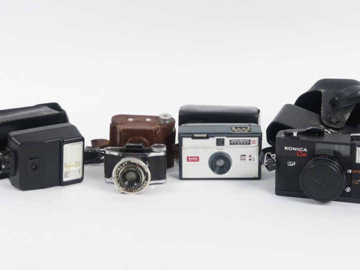 Lot de trois appareils photographiques : KONICA C35 n°531537 avec hous
