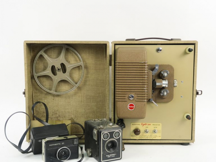 Lot de deux appareils (KODAK SIX 20 'BROWNIE C' + AGFAMATIC 50) et un 