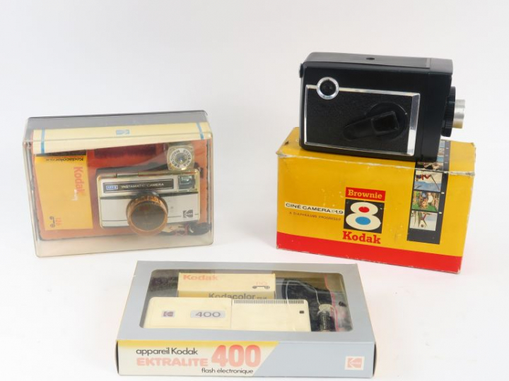 Lot de trois matériels KODAK : INSTAMATIC 177X avec son coffret EKTRAL