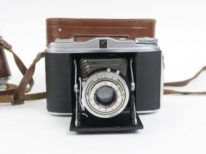 Lot de deux appareils photographiques : AGFA ISOLETTE 1 : 4.5 f=85 mm 