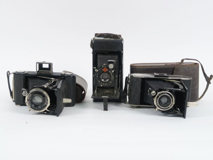 Lot de trois foldings : AGFA JGESTAR f: 8.8 AGFA JGESTAR f: 8.8 avec é