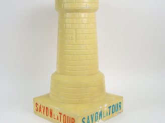 Vente aux enchères SAVON LA TOUR. Grand présentoir en plâtre.patiné et polychrome. H. : 5