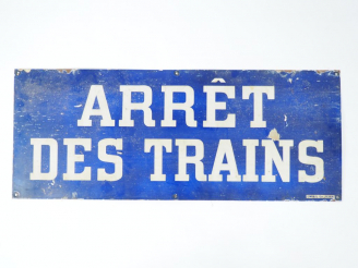 Vente aux enchères ARRÊT DES TRAINS. Plaque émaillée. Dim. : 40 x 100 cm. (accidents)