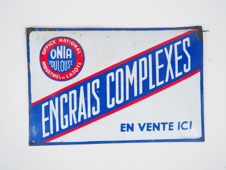 ENGRAIS COMPLEXES - ONIA. Plaque émaillée. Dim. : 32.5 x 49 cm. (accid