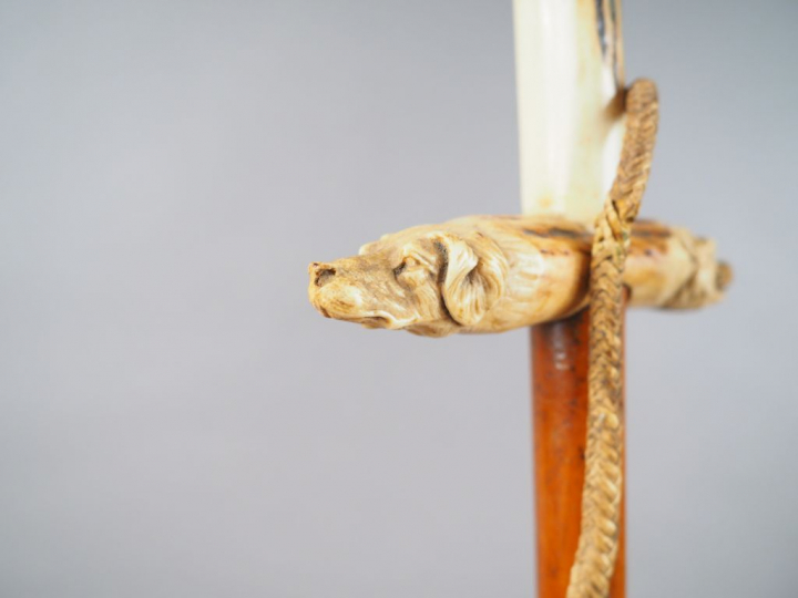 Dague de vènerie en corne sculptée, à décor de tête de chien de chasse