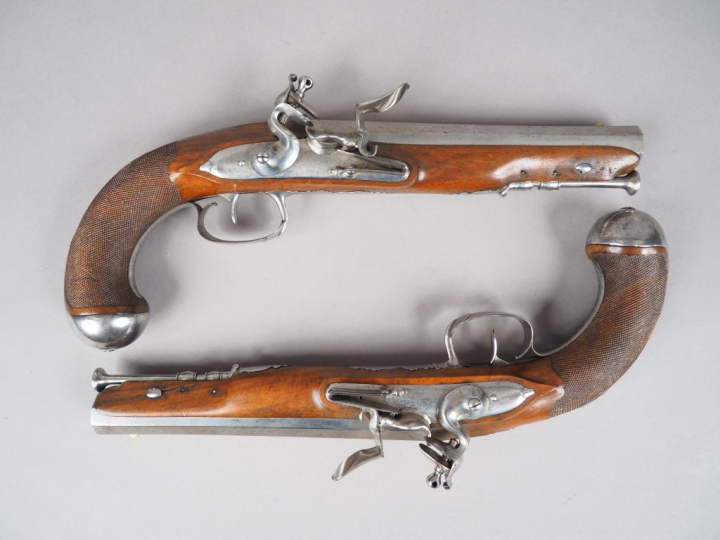 Belle paire de pistolets d’officier à silex montés fer, canons légèrem