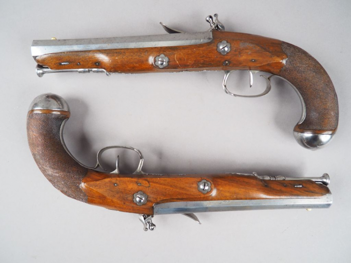Belle paire de pistolets d’officier à silex montés fer, canons légèrem